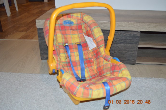 Продам разное (стол, автосиденья, памперсы, самокат)