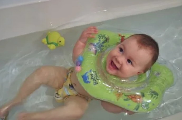 Лифчик, укроп. вода, ножницы, круг и горка для купания, присыпка ...